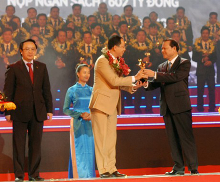 Phó Thủ tướng Vũ Văn Ninh trao tăng danh hiệu Sao đỏ cho doanh nhân trẻ.
